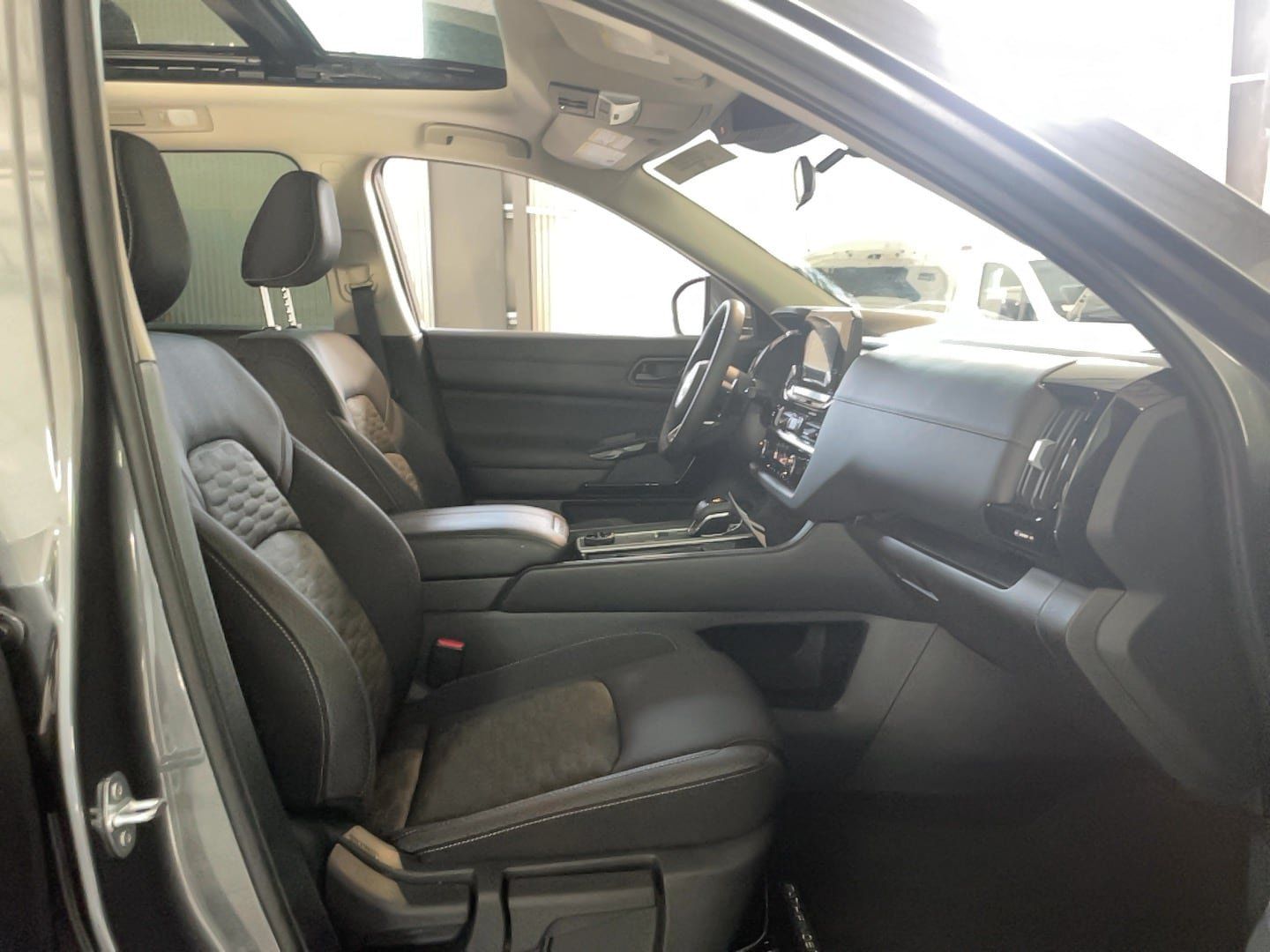 Used 2025 Nissan Pathfinder SV w/ SV Premium Package AWD/4WD image 18