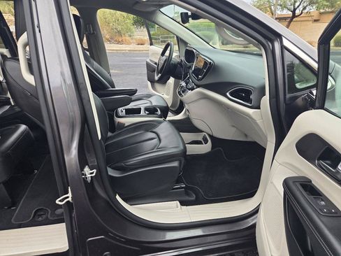 Used 2023 Chrysler Pacifica Touring-L FWD image 22