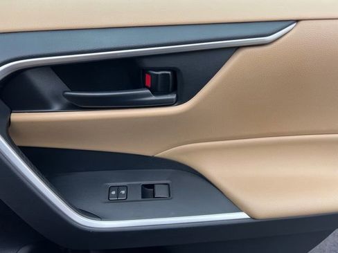 Used 2019 Toyota RAV4 LE w/ Carpet Mat Package image 28