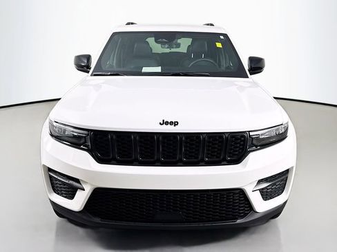 Used 2025 Jeep Grand Cherokee Altitude AWD/4WD image 2