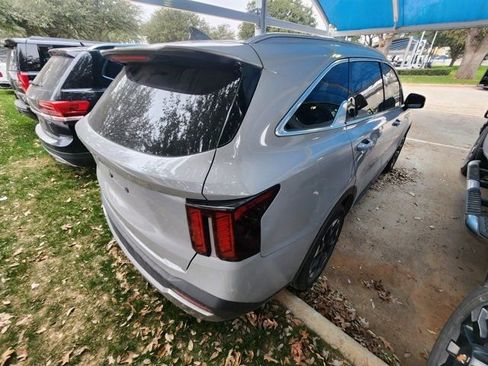 Used 2025 Kia Sorento S w/ Panoramic Sunroof Package image 6
