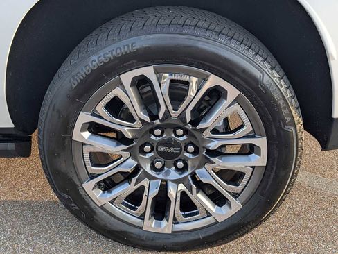 Used 2024 GMC Yukon XL Denali Ultimate image 32