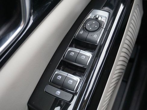 Used 2022 Kia Carnival EX image 28