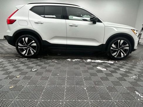 Used 2023 Volvo XC40 B5 Plus w/ Climate Package image 12