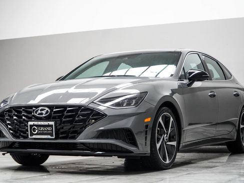 Used 2023 Hyundai Sonata SEL Plus w/ Preferred Accessory Package FWD image 9