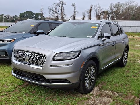 Used 2023 Lincoln Nautilus FWD image 3