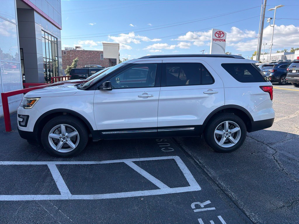 Used 2017 Ford Explorer XLT w/ Equipment Group 201A AWD/4WD image 4
