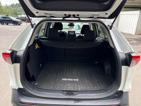 Used 2021 Toyota RAV4 LE FWD image 12