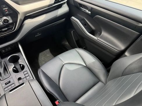 Used 2023 Toyota Highlander XLE image 28