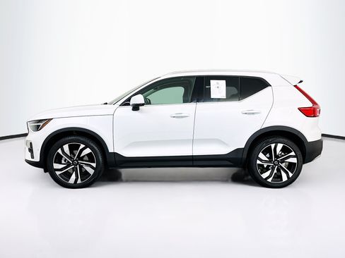 Used 2023 Volvo XC40 B5 Plus w/ Climate Package AWD/4WD image 4