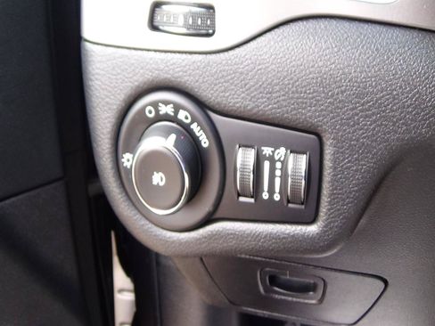 Used 2020 Jeep Cherokee Latitude Plus w/ Cold Weather Group FWD image 21