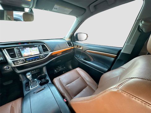 Used 2017 Toyota Highlander Limited Platinum image 23