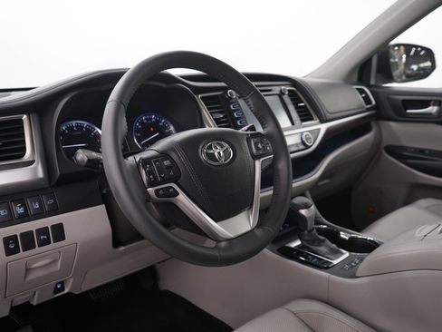 Used 2016 Toyota Highlander Limited w/ Driver Technology Package AWD/4WD image 28