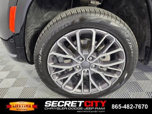 Used 2023 Jeep Grand Cherokee L Summit AWD/4WD image 9
