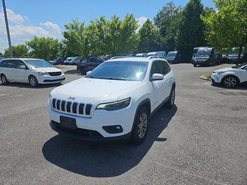 Used 2019 Jeep Cherokee Latitude Plus AWD/4WD image 3