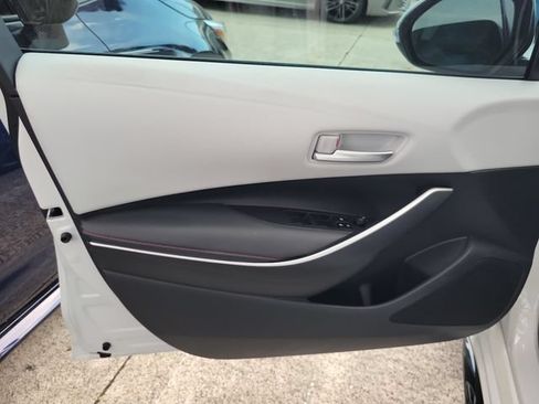 Used 2025 Toyota Corolla SE w/ Convenience Package FWD image 9