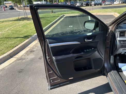 Used 2019 Toyota Highlander XLE FWD image 18