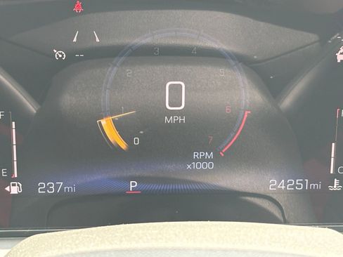 Used 2025 Chevrolet Trax LT w/ LT Convenience Package FWD image 35