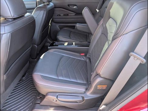 Used 2023 Nissan Pathfinder Platinum image 9