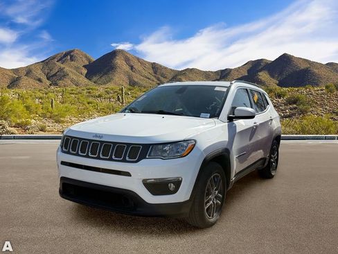 Used 2018 Jeep Compass Latitude FWD image 2