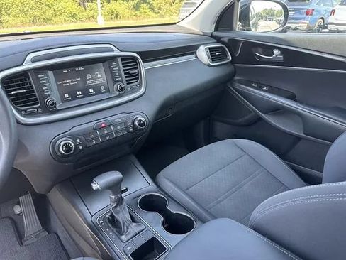Used 2019 Kia Sorento FWD image 10