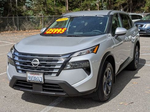 Certified 2025 Nissan Rogue SV FWD image 2