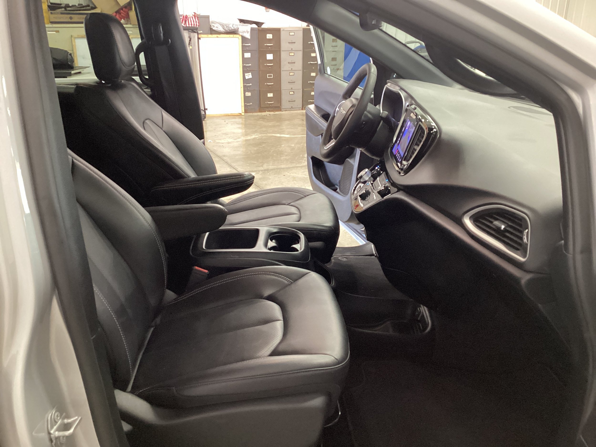 Used 2026 Chrysler Pacifica Select FWD image 32