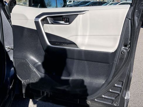 Used 2022 Toyota RAV4 XLE w/ Convenience Package image 22
