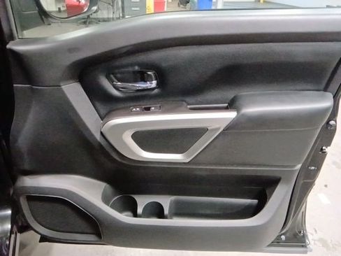 Used 2019 Nissan Titan SV AWD/4WD image 18