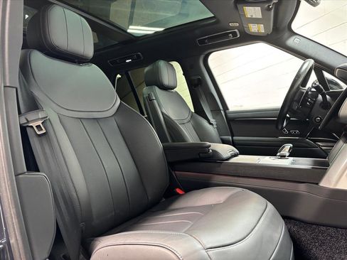 Used 2025 Land Rover Range Rover SE image 30
