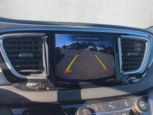 Used 2018 Chrysler Pacifica Touring-L FWD image 20