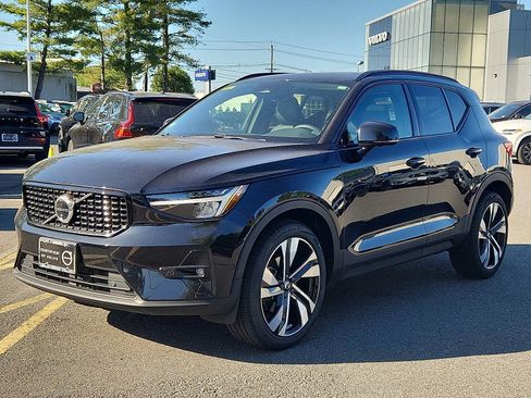Certified 2023 Volvo XC40 B5 Plus w/ Climate Package AWD/4WD image 3