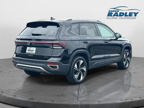Used 2025 Volkswagen Taos SE AWD/4WD image 2