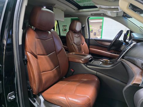 Used 2019 Cadillac Escalade Premium Luxury image 31