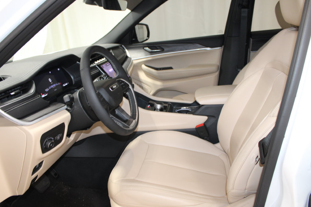 Used 2025 Jeep Grand Cherokee L Limited AWD/4WD image 33