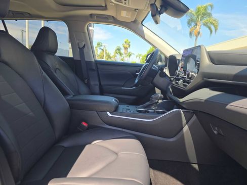 Certified 2025 Toyota Highlander XLE FWD image 11