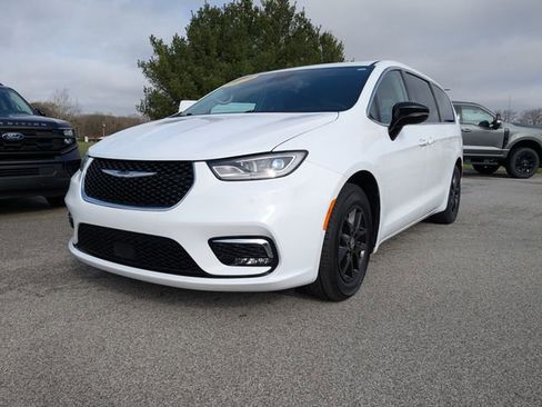 Used 2024 Chrysler Pacifica Touring-L image 1