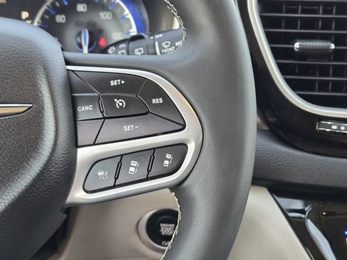 Used 2024 Chrysler Pacifica Touring-L FWD image 28