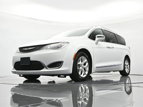 Used 2020 Chrysler Pacifica Limited image 39