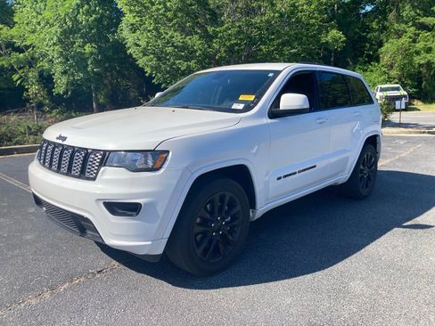 Used 2022 Jeep Grand Cherokee Laredo X image 2