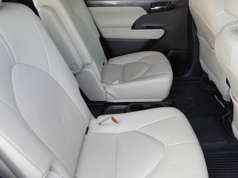 Used 2022 Toyota Highlander Limited image 37
