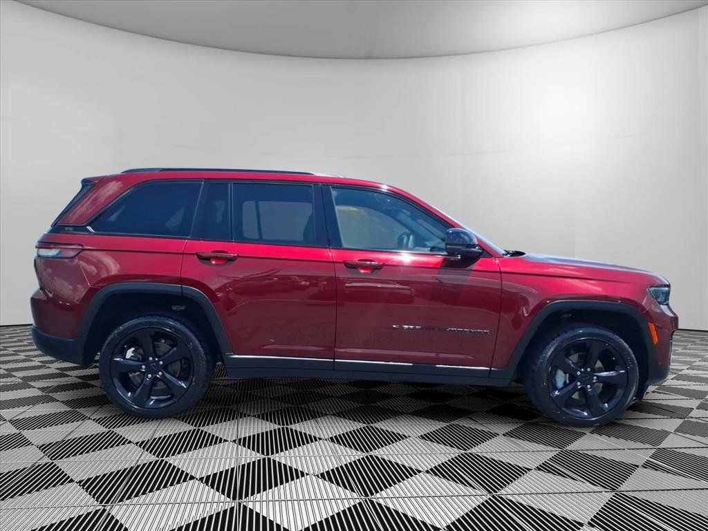 Used 2023 Jeep Grand Cherokee Limited w/ Luxury Tech Group II RWD image 32