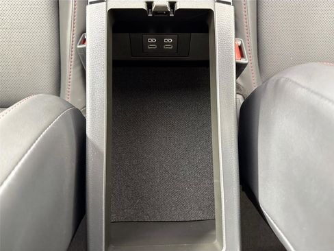 Used 2025 Toyota Prius Plug-In Hybrid image 38