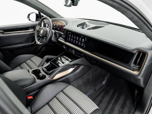 Used 2025 Porsche Cayenne GTS image 22