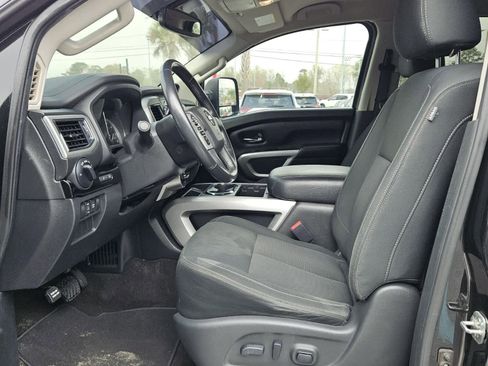 Used 2019 Nissan Titan SV w/ SV Convenience Package image 3