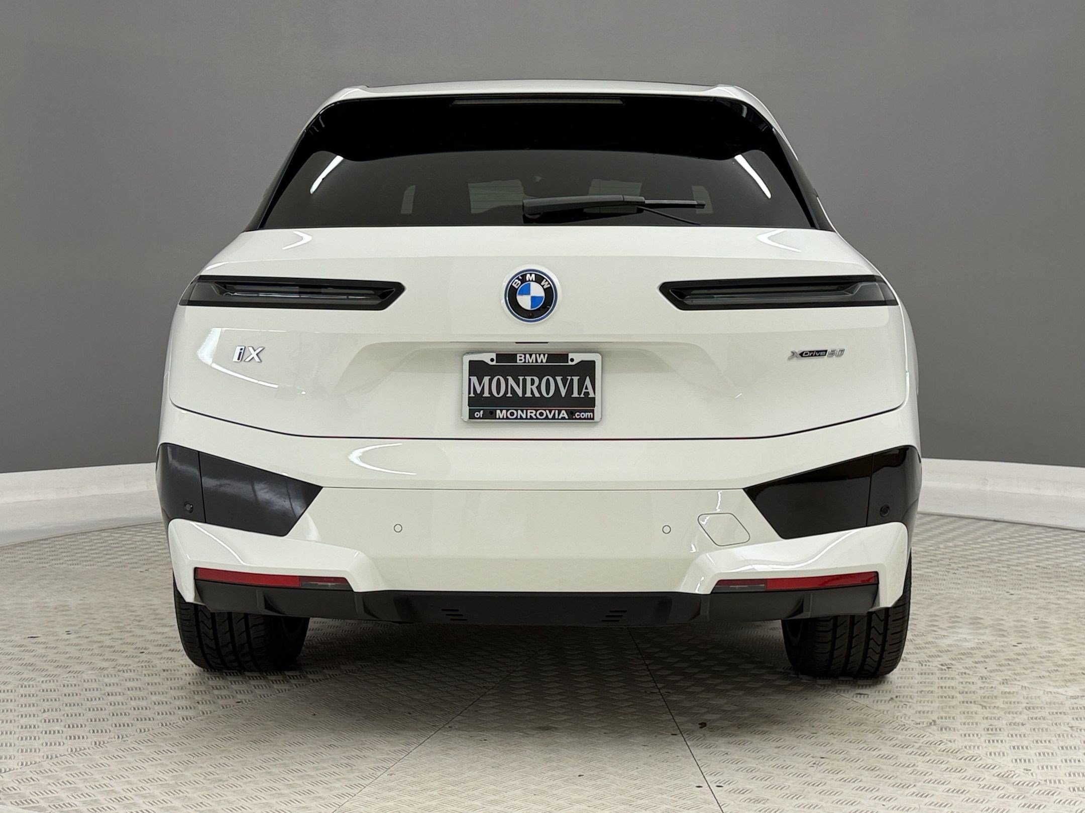 Used 2024 BMW iX xDrive50 w/ Sport Package AWD/4WD image 10