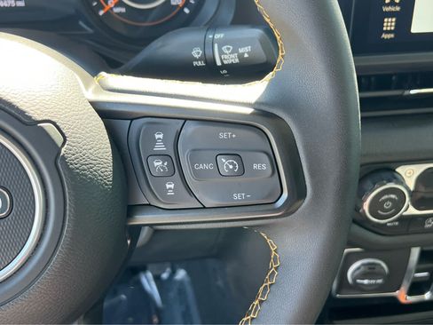 Used 2024 Jeep Gladiator Sport AWD/4WD image 33