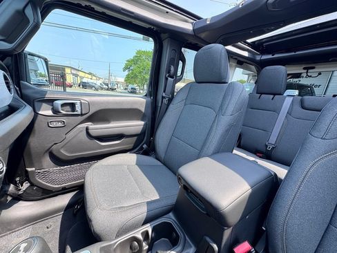 Used 2025 Jeep Wrangler Unlimited Sport AWD/4WD image 16