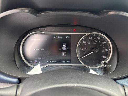 Used 2025 Nissan Versa SV FWD image 35