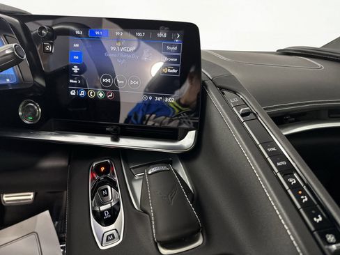 Used 2021 Chevrolet Corvette Stingray Convertible w/ Z51 Performance Package image 21